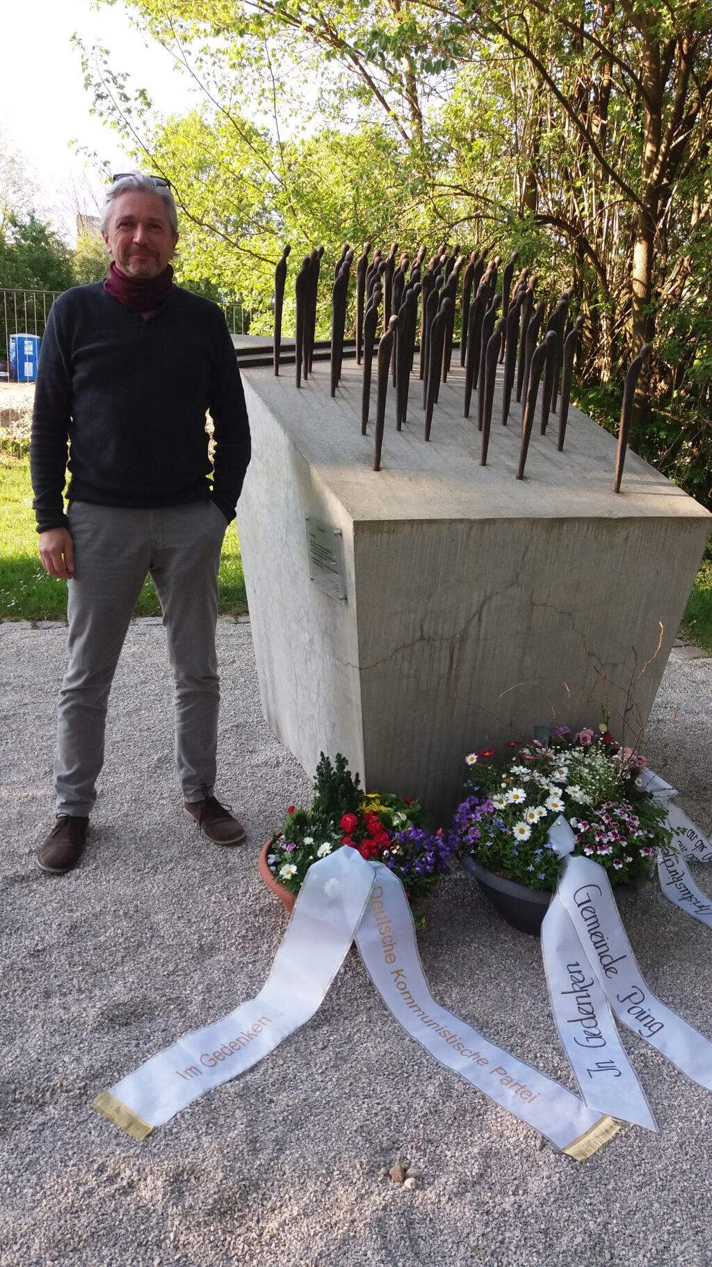 Kranzniederlegung an der Gedenkstelle in Poing