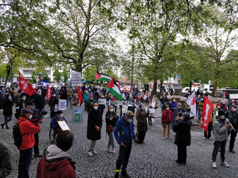 Über 100 Leute erschienen trotz zwischenzeitlichem Regen und Hagel zur Kundgebung am Rotkreuzplatz!