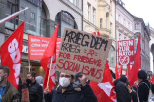 Frieden gibt es nur im Sozialismus, weiß dieser Demonstrant. (Foto: SDAJ München)