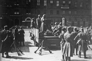 Foto vom 12. Februar 1934, Soldaten des Bundesheeres vor der Staatsoper in Wien. Quelle: Bundesarchiv via Wikimedia, Lizenz: CC BY-SA 3.0 de.