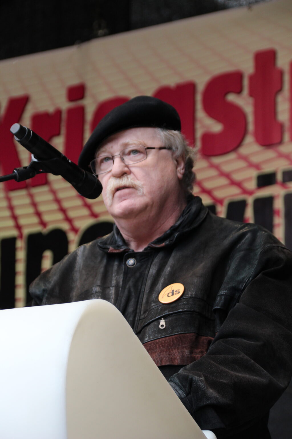Jürgen Rose auf der Abschlusskundgebung der Demonstration gegen die NATO-Kriegskonferenz am 17.02.2024 in München. Foto: Martina Lennartz (DKP)