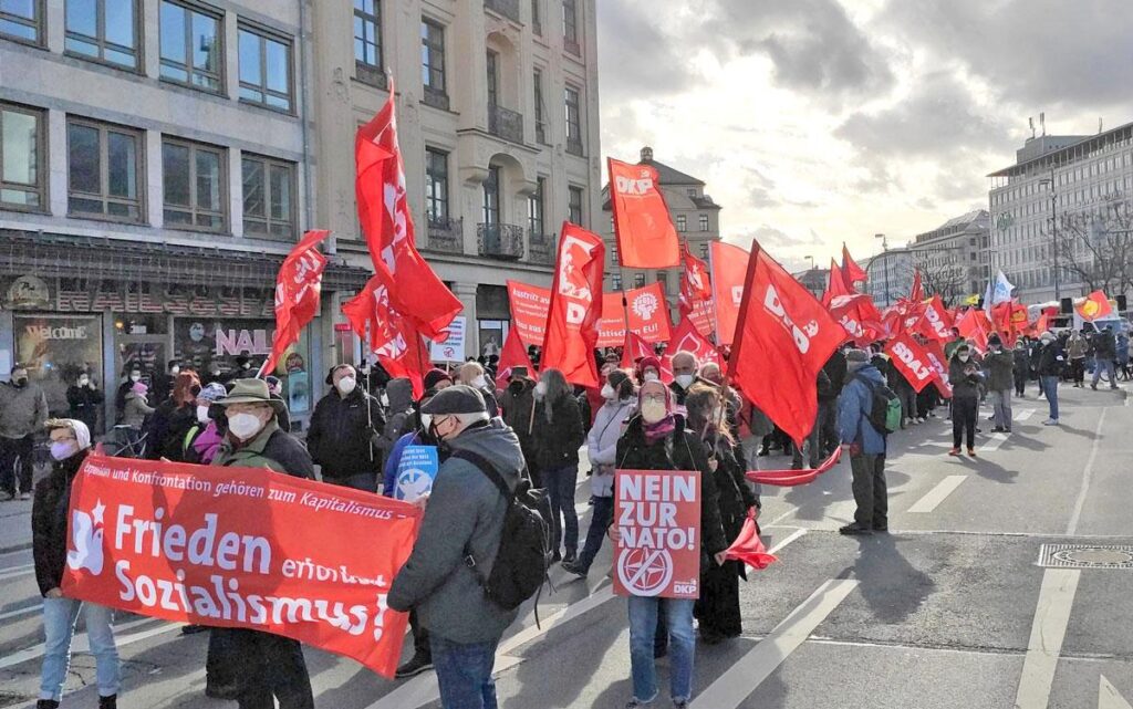 DKP und SDAJ auf der Demonstration gegen die NATO-Sicherheitskonferenz in München 2022. Ihre klare Positionierung für Frieden, gegen NATO-Aggression und EU-Aufrüstung steht im Zentrum des EU-Wahlkampfs der DKP. (Foto: Stefan Mitschke)