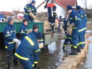 Wo einst über der Zivil- und Katastrophenschutz THW anrückte, kommen jetzt Soldaten. (Foto: Kräfte vom THW Pfaffenhofen beim Errichten eines Sandsackwalls im März 2006, Quelle: Bundesanstalt Technisches Hilfswerk. Lizenz: public domain)