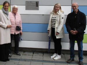 Oberbürgermeisterin Eva Döhla (von links nach rechts), Frau Schmidt, Enkelin Philipp Hellers mit Tochter, Lokalhistoriker und DKP-Vorsitzenden Randolph Oechslein vor der Erinnerungstafel für Philipp Heller (Foto: E. Petermann)