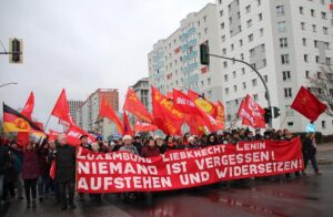 Unvergessen: Rosa Luxemburg, Karl Liebknecht – und Wladimir Iljitsch Lenin. Ihner gedenken tausende Menschen auf der alljährlichen LLL-Demo, hier im Jahr 2024. (Foto: Martina Lennartz)